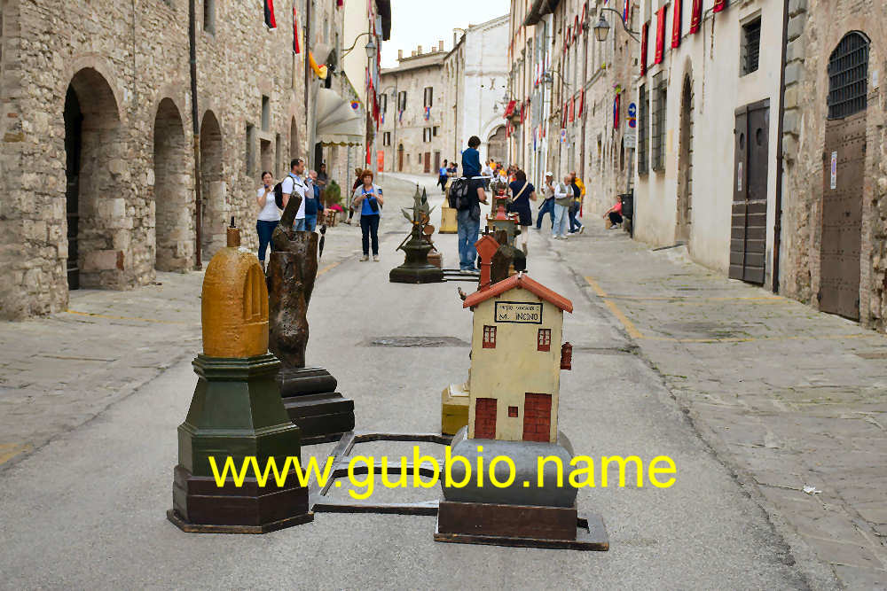 un pagliaio, un casolare e due tronchi d'albero