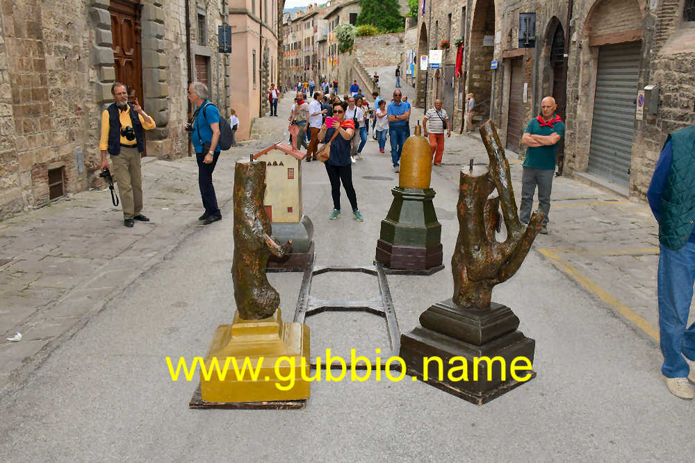 un pagliaio, un casolare e due tronchi d'albero