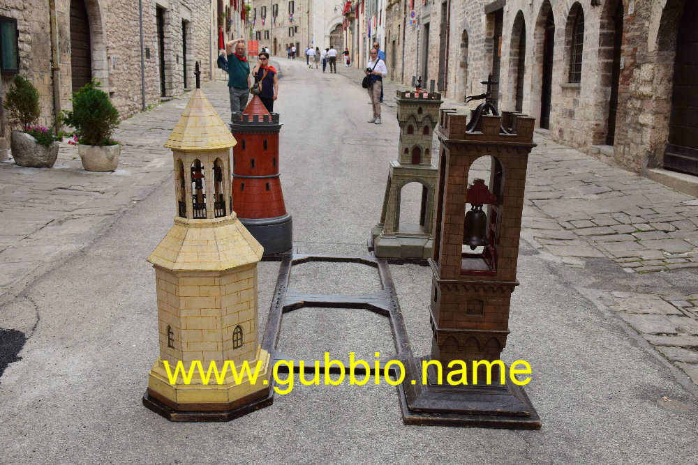 la cella campanaria del Cimitero, la torre del Palazzo dei Consoli, una torre rotonda ed un castello 